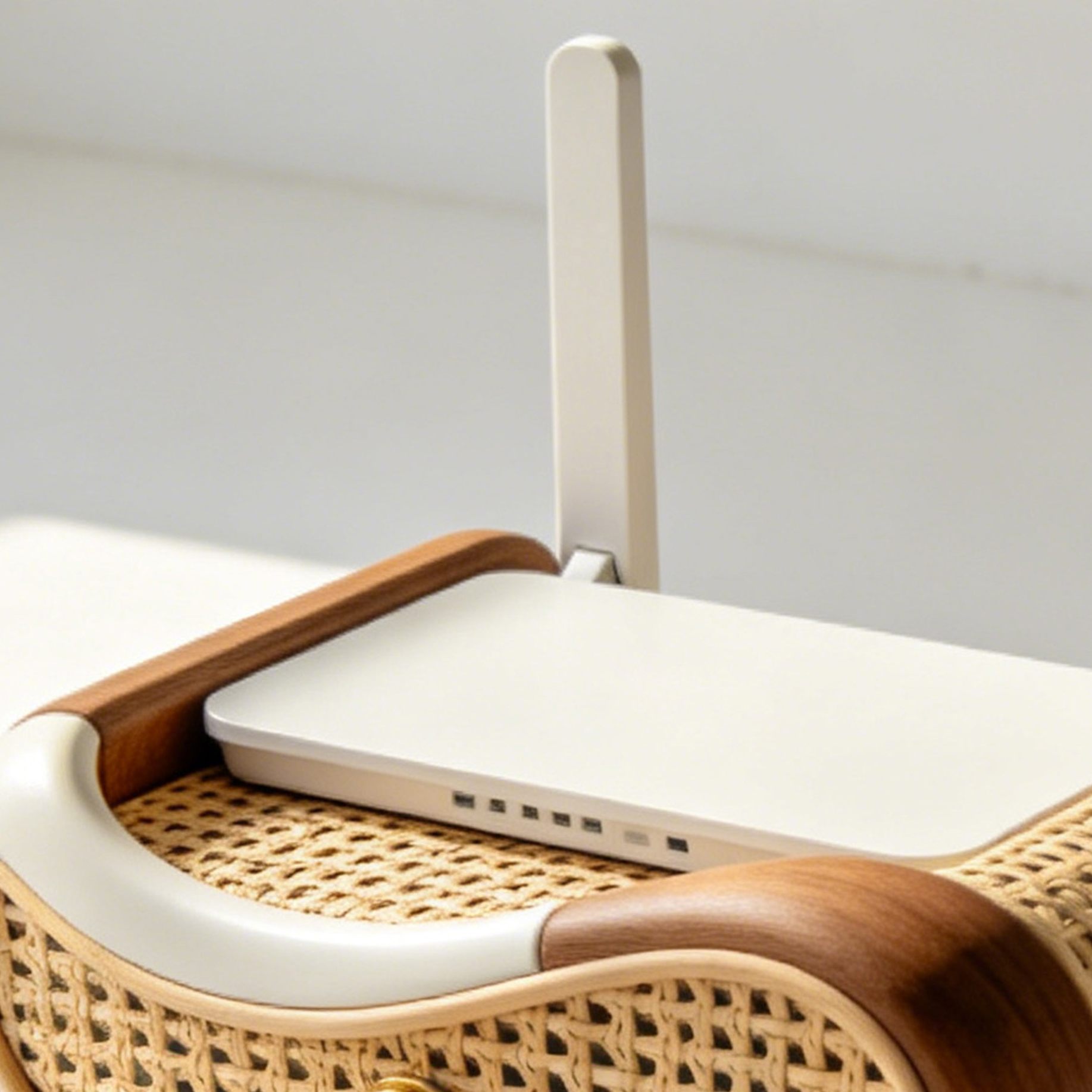 고급 등나무로 제작된 라우터 받침대