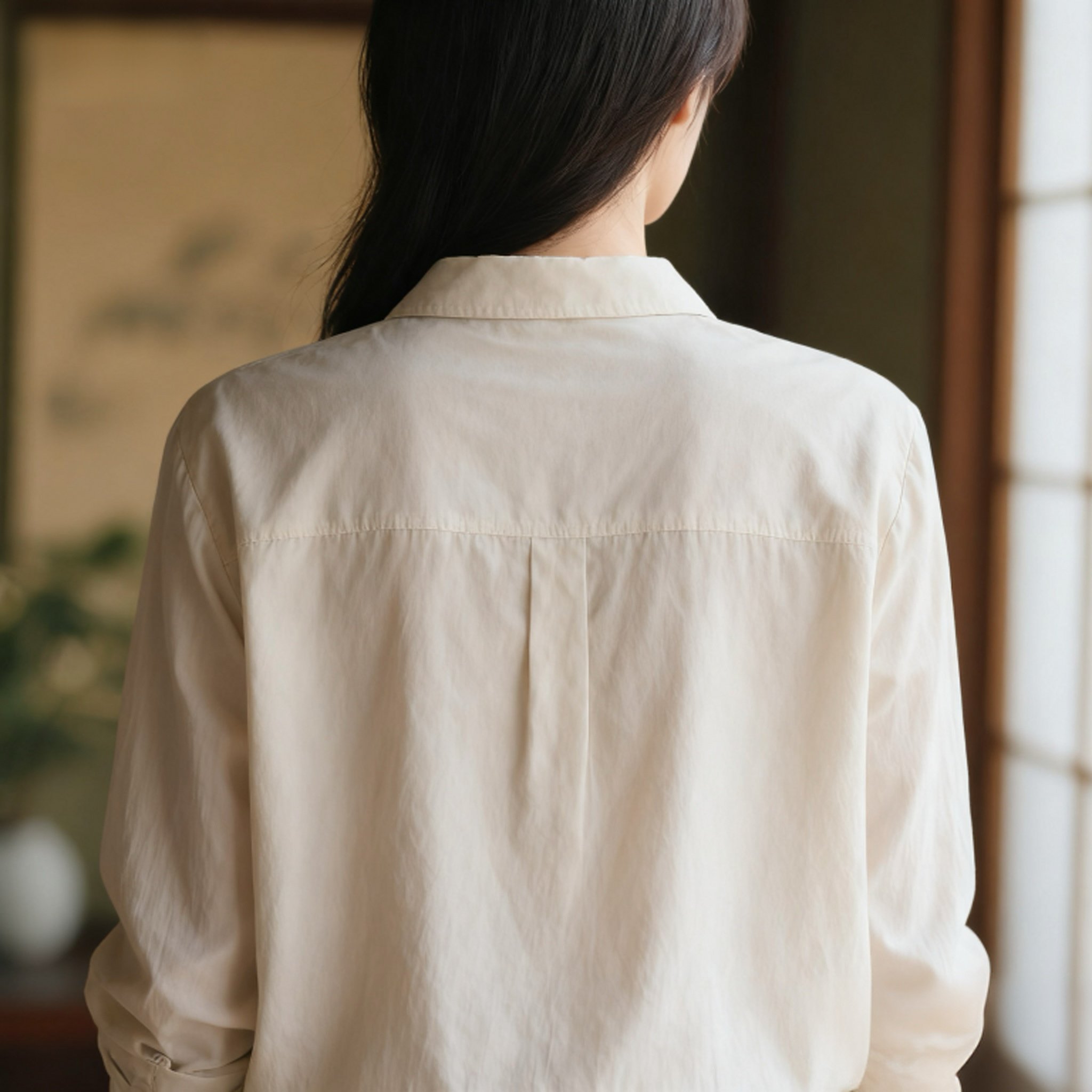 ゆったりシルエットの細見えカジュアルシャツ