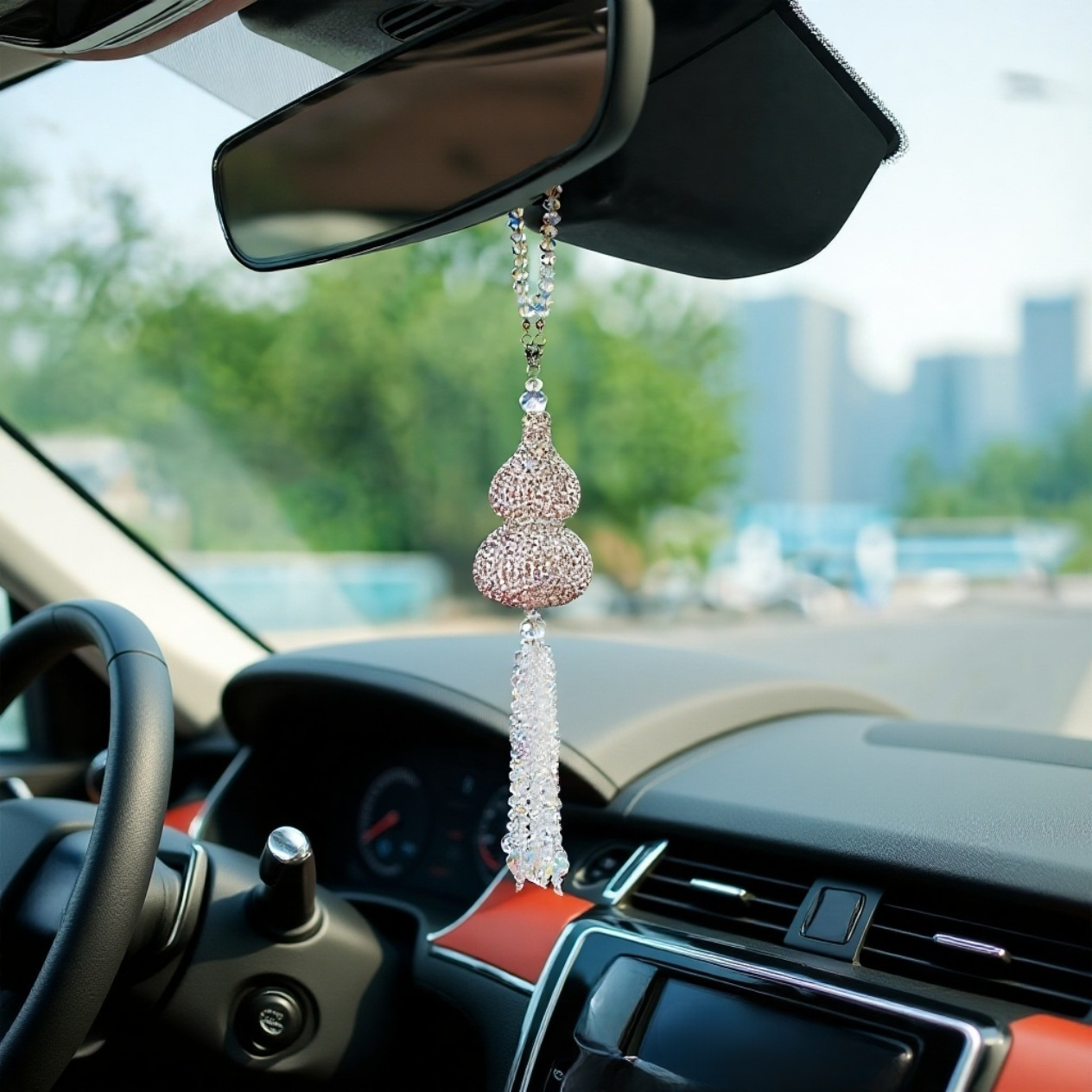 다이아몬드와 크리스털 장식이 돋보이는 고급스러운 호리병 펜던트