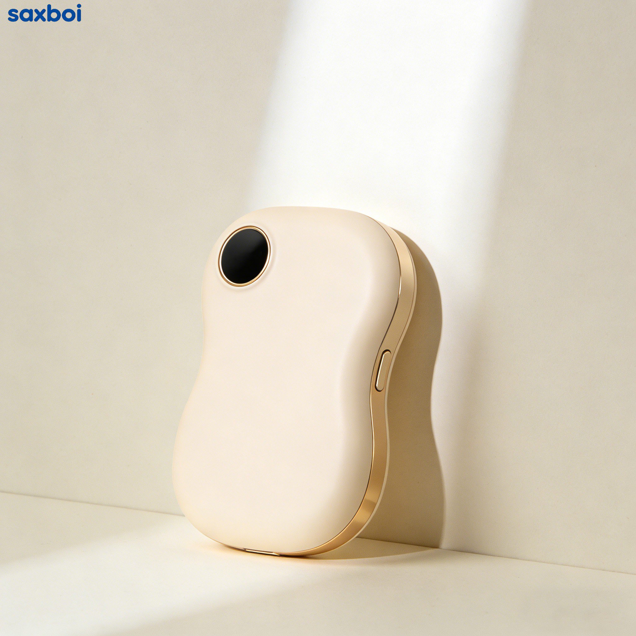 スマートフォンをワイヤレスで充電する様子