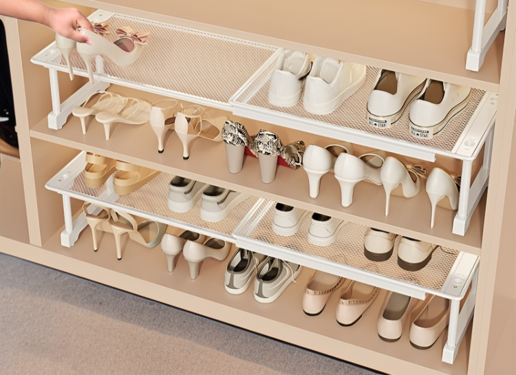 省スペース設計の引き込み式靴収納棚