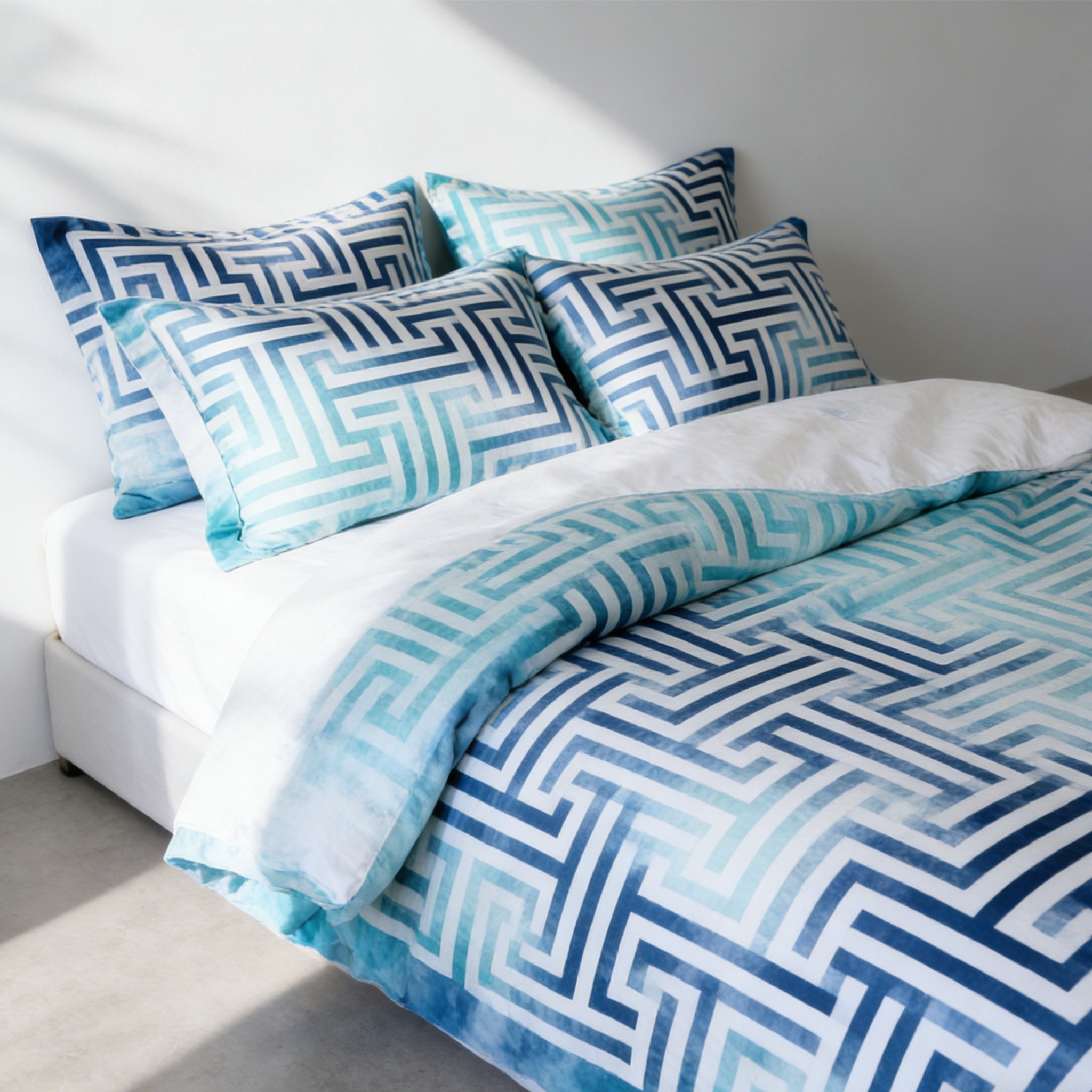 Σετ τεσσάρων τεμαχίων κλινοσκεπάσματα απλής γραμμής σε μοντέρνο υπνοδωμάτιο