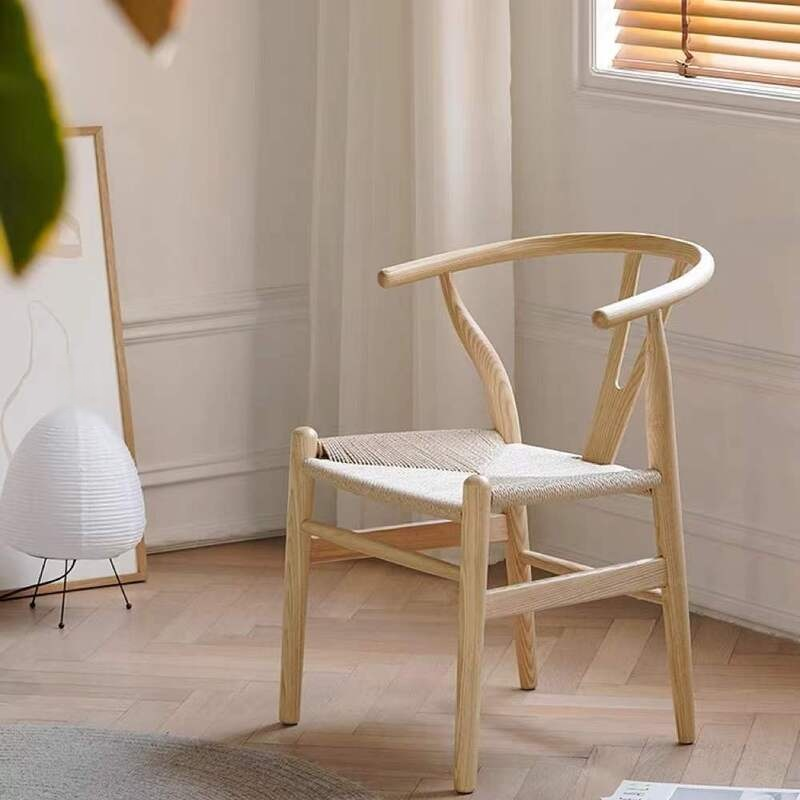 Chaise de repas nordique simple pour la maison avec accoudoirs et dossier, chaise en bois