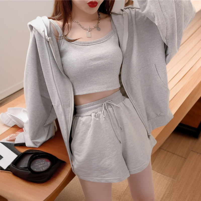 ファッショナブルなスポーツカジュアルセット