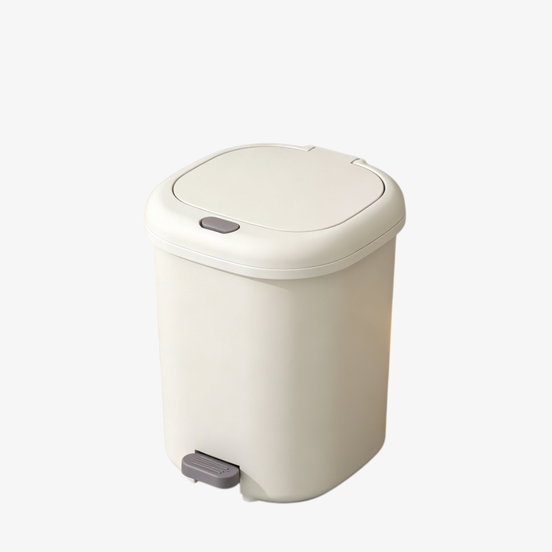 Вместительное мусорное ведро с ножным управлением и крышкой.