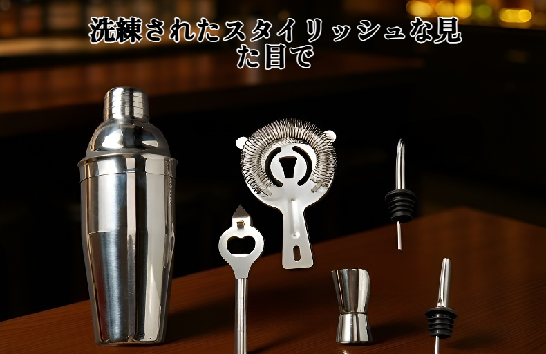 ステンレス製カクテルシェーカーでミックスする様子