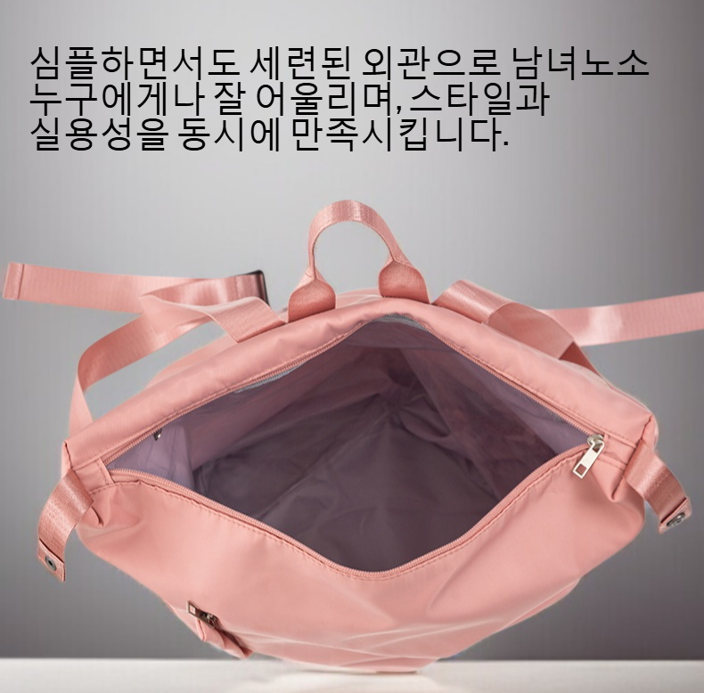백팩의 방수 기능 시연 이미지