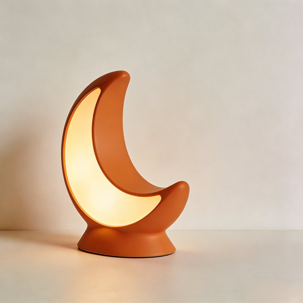 Detalle de la lámpara luna iluminando una mesita de noche