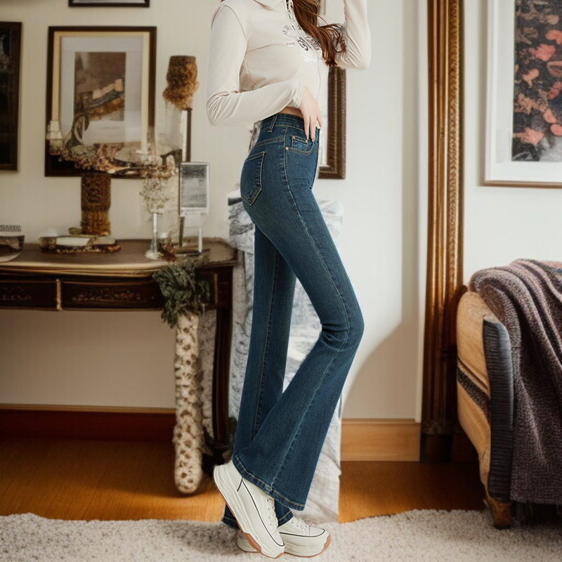 女性モデルが着用するスリムワイドジーンズ