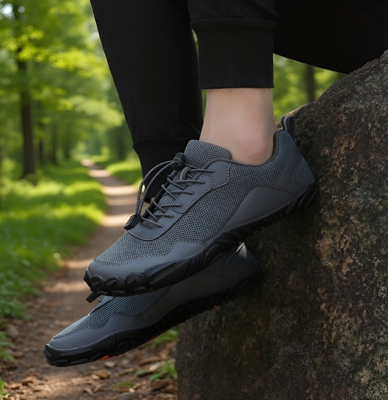 Detalle de malla transpirable en botas de senderismo