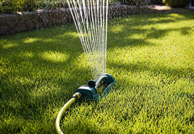 Wasserstrahl des automatischen Gartensprinklers
