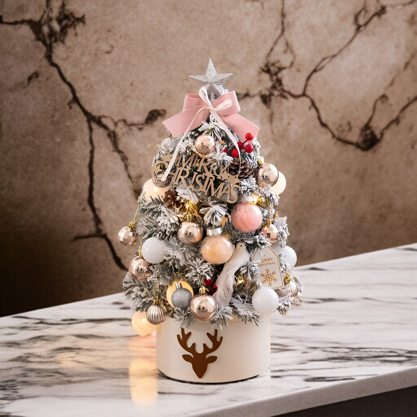 미니 트리와 함께하는 크리스마스 분위기