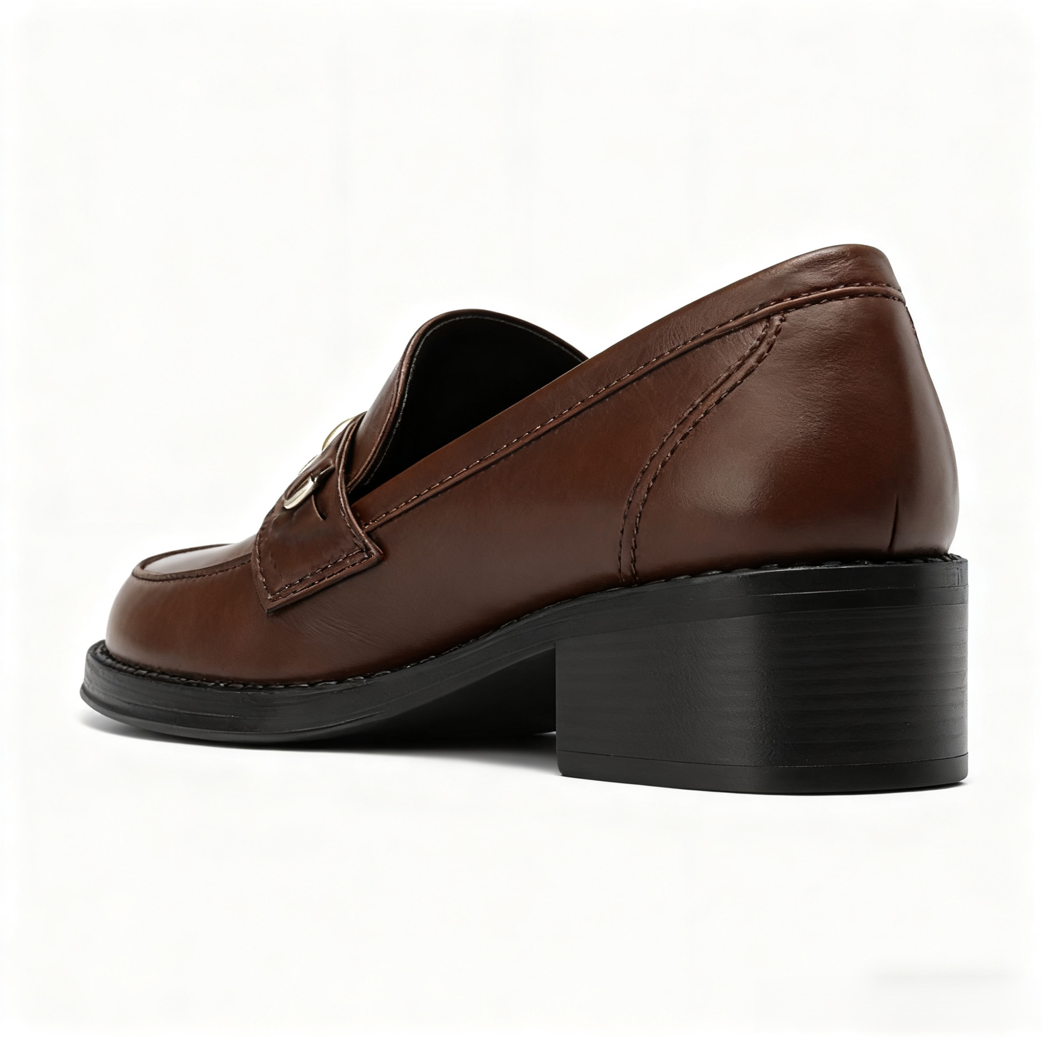 두꺼운 굽이 돋보이는 여성용 로퍼 측면