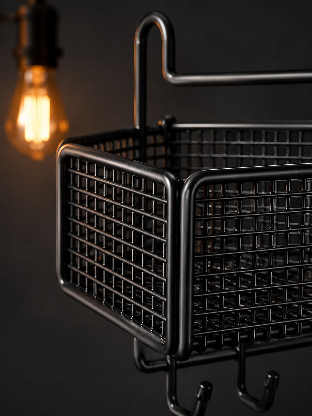 Panier suspendu adapté au rangement des petits objets