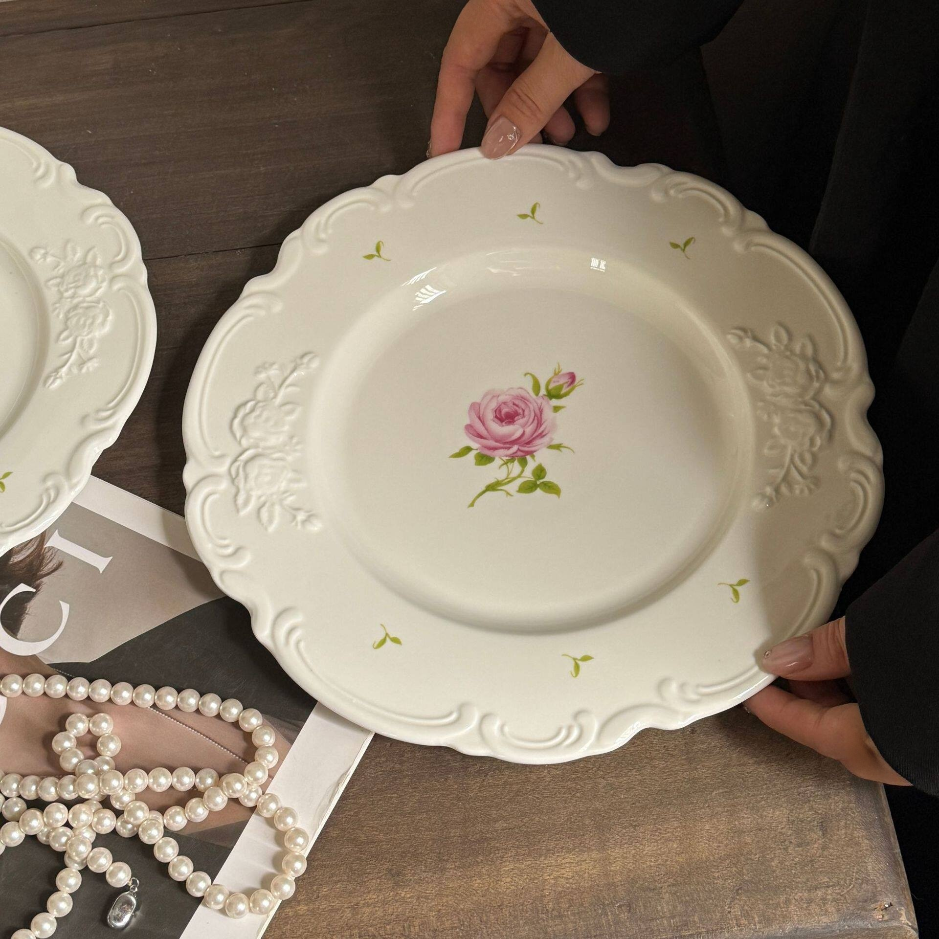 Assiette en céramique relief roses style vintage français
