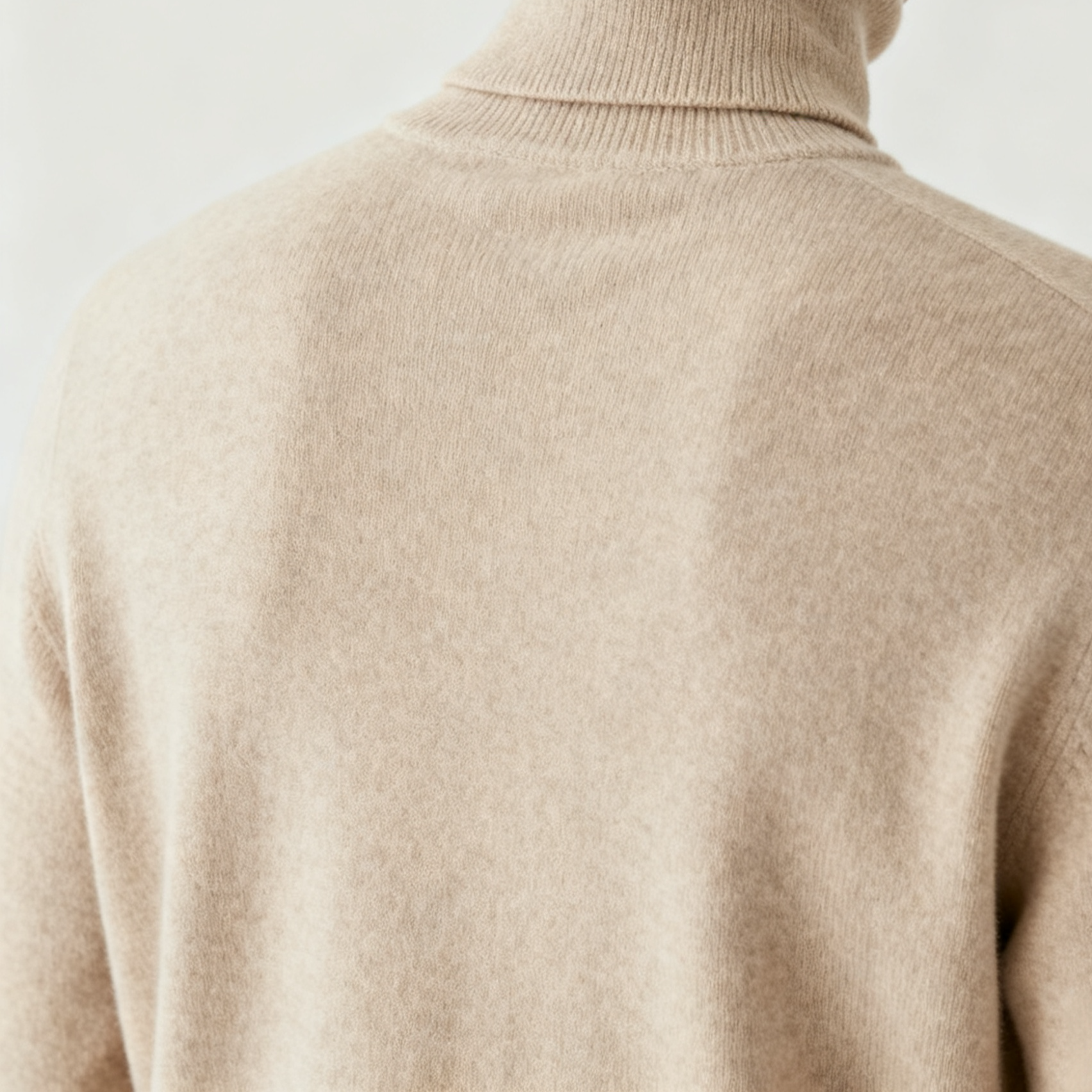 Grauer Strickpullover als Basic