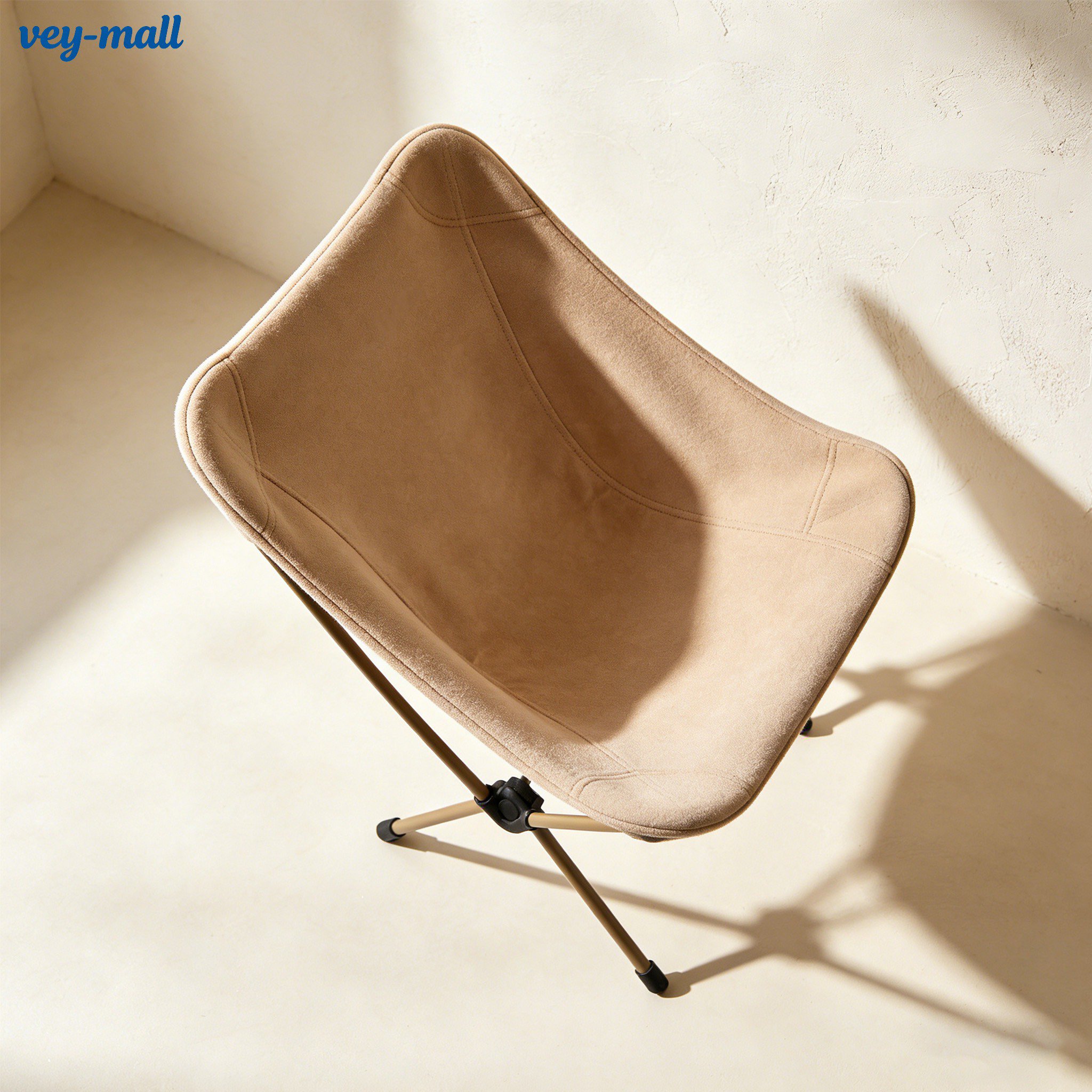 Venkovní skládací lehátko na zahradě