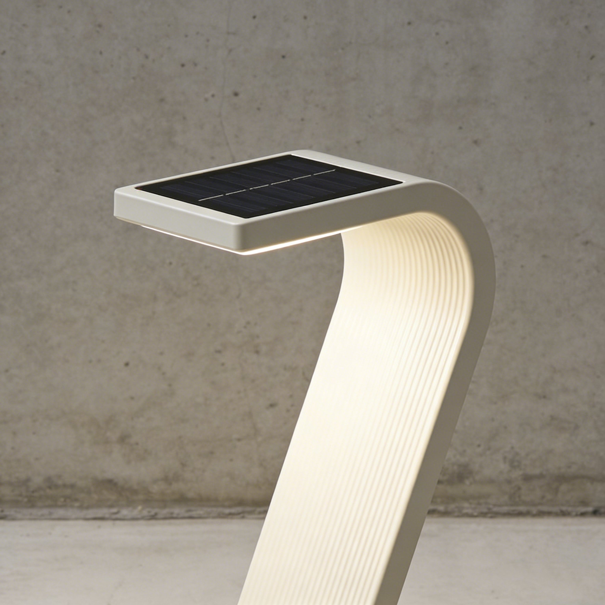 ソーラー充電式テーブルライト 