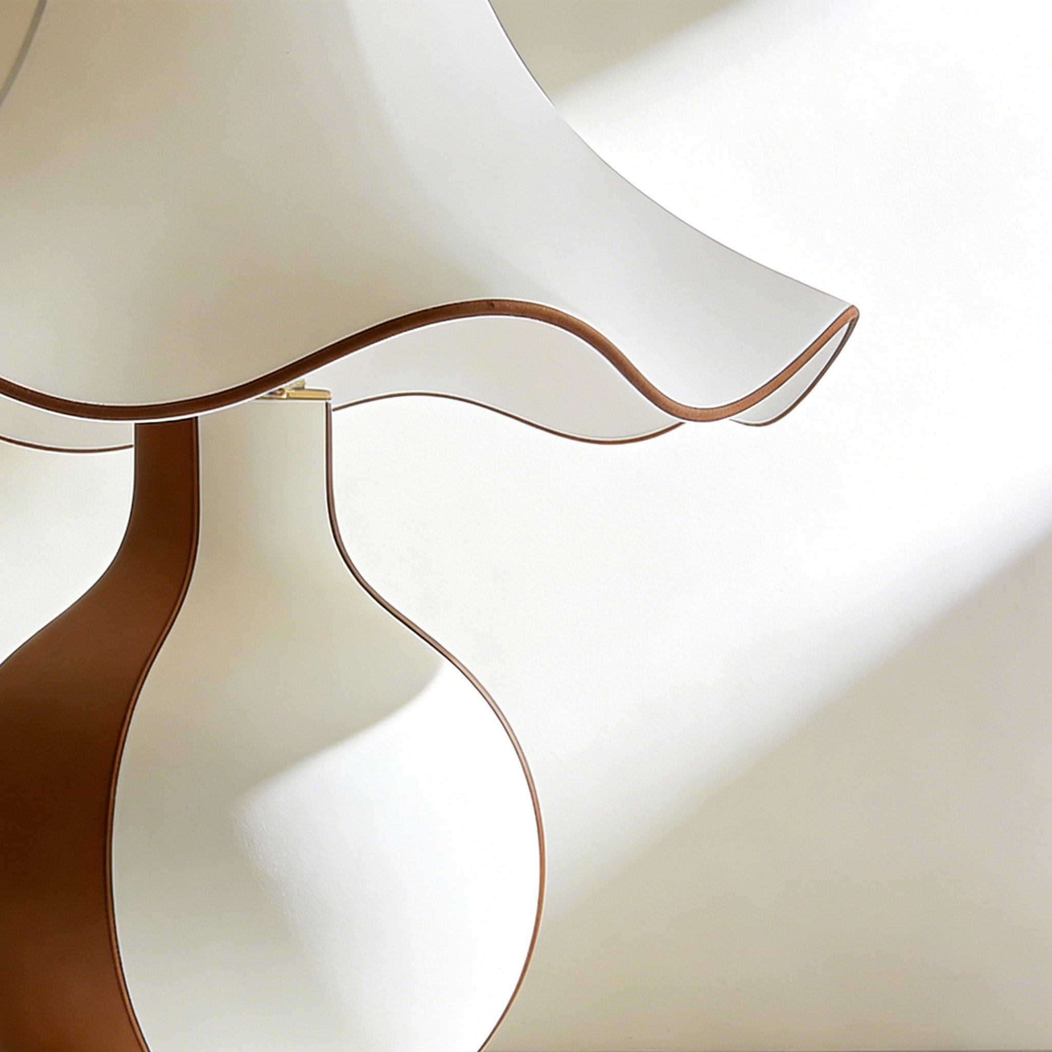 세련된 물결 모양 테이블 램프 디자인