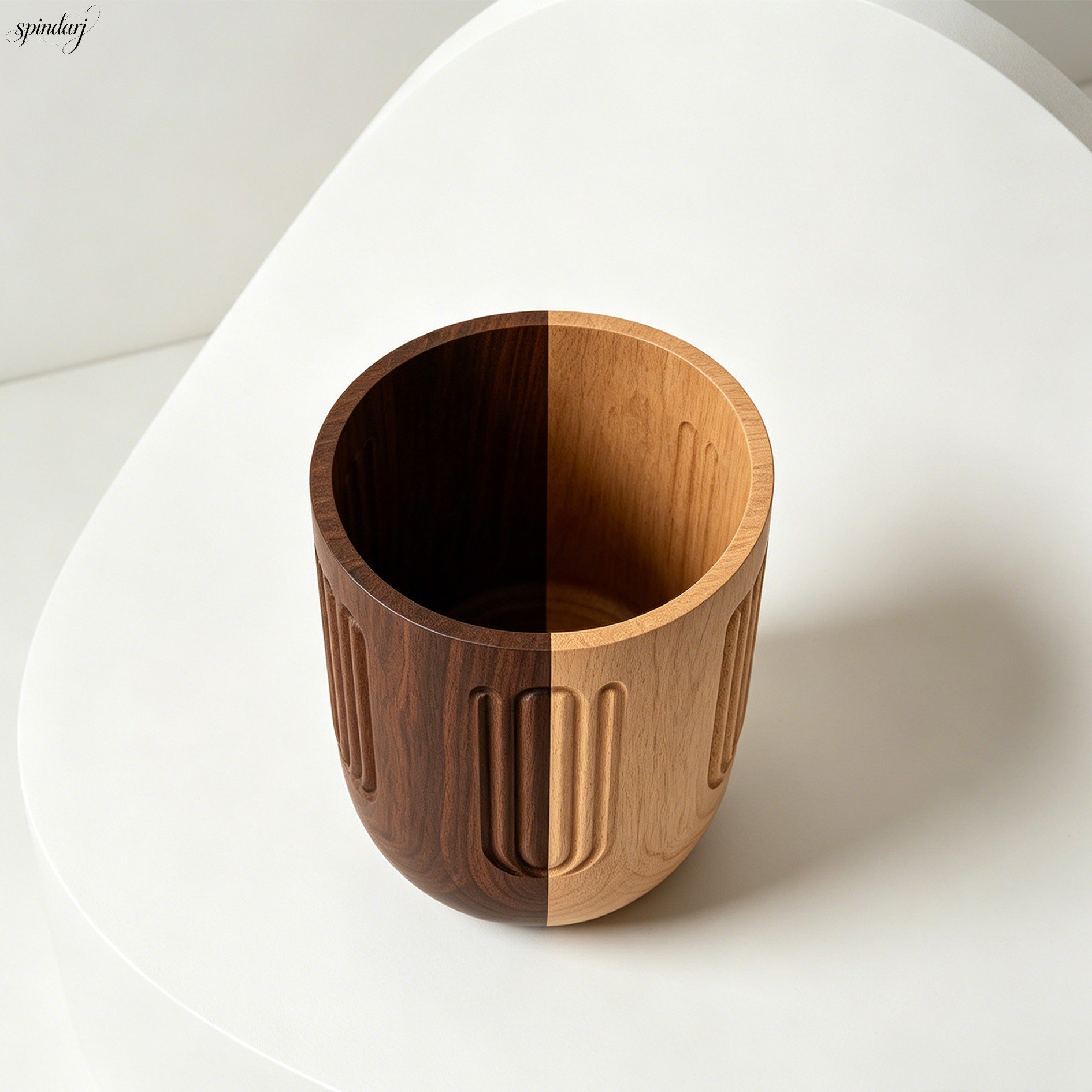Eleganter Schirmständer aus hochwertigem Holz