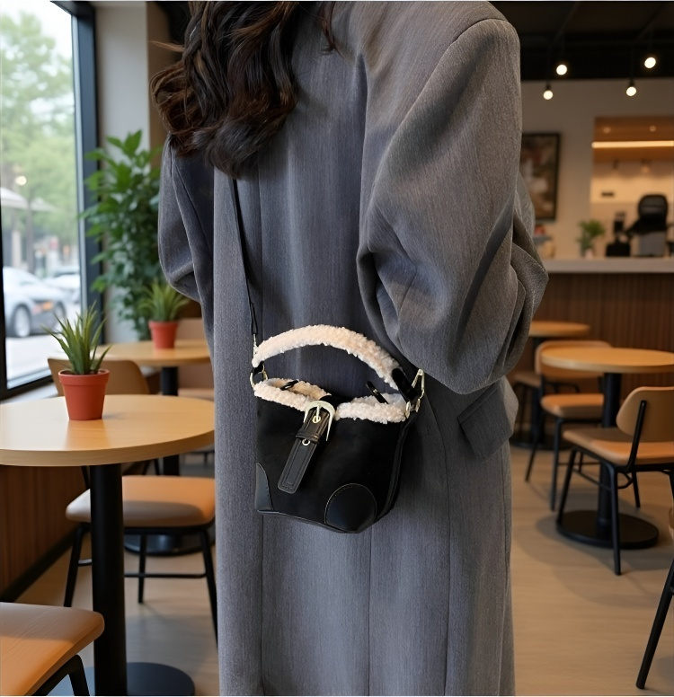 バケットバッグの側面ディテール写真