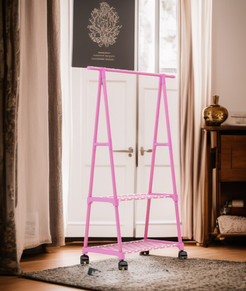 استخدام رف ملابس خشبي في تنظيم الملابس