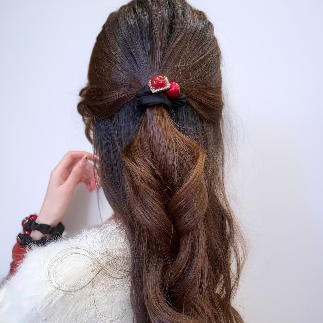女生佩戴轉運紅豆小腸髮圈造型參考