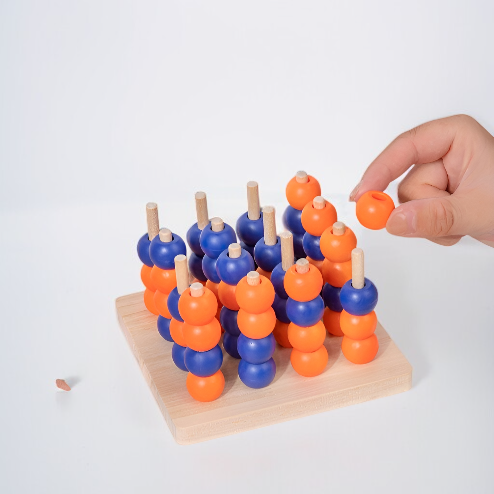 Dzieci i rodzice grający w 3D Cztery w rzędzie