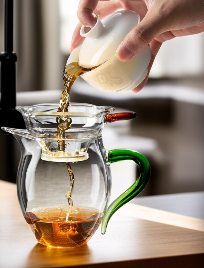 차를 우려내는 필터 기능이 강조된 쿵푸 티 세트