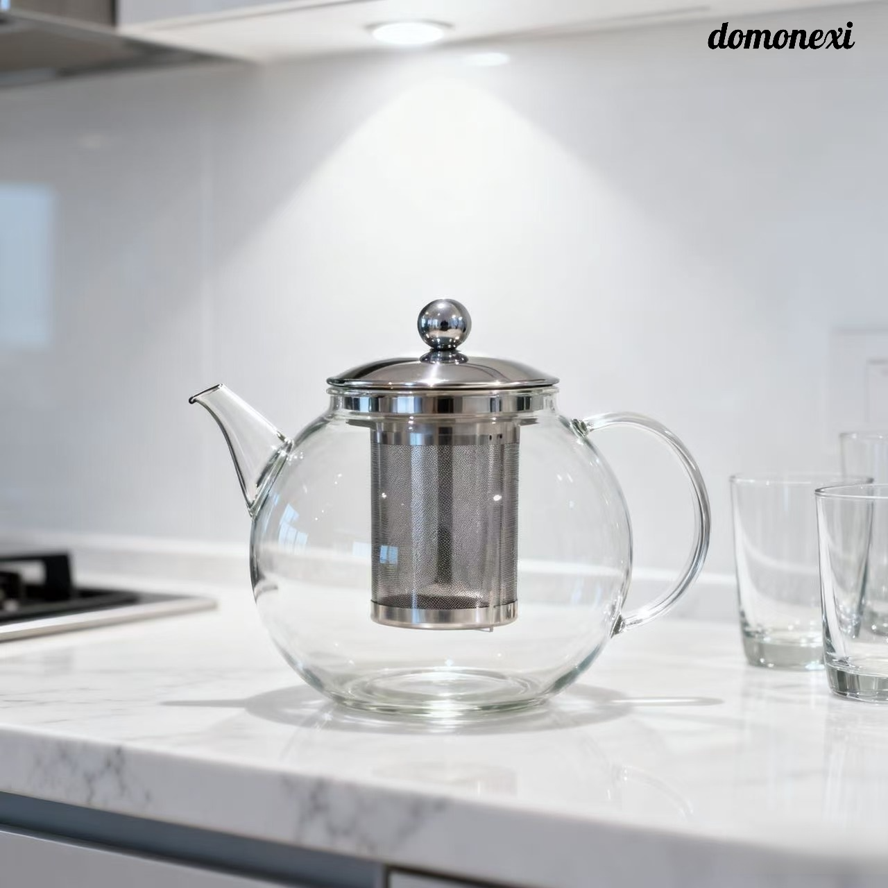 유리 찻주전자에 차를 우려내는 장면