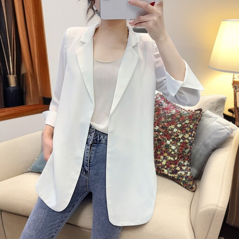 ミドル丈のスーツジャケット