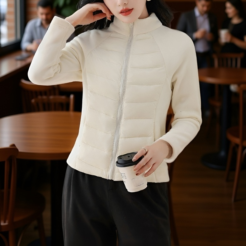 여성 화이트 슬림 하이넥 패딩 아우터 착용 이미지