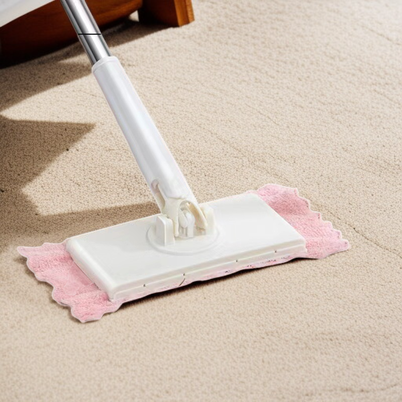 自動布モップを使った浴室クリーニングシーン