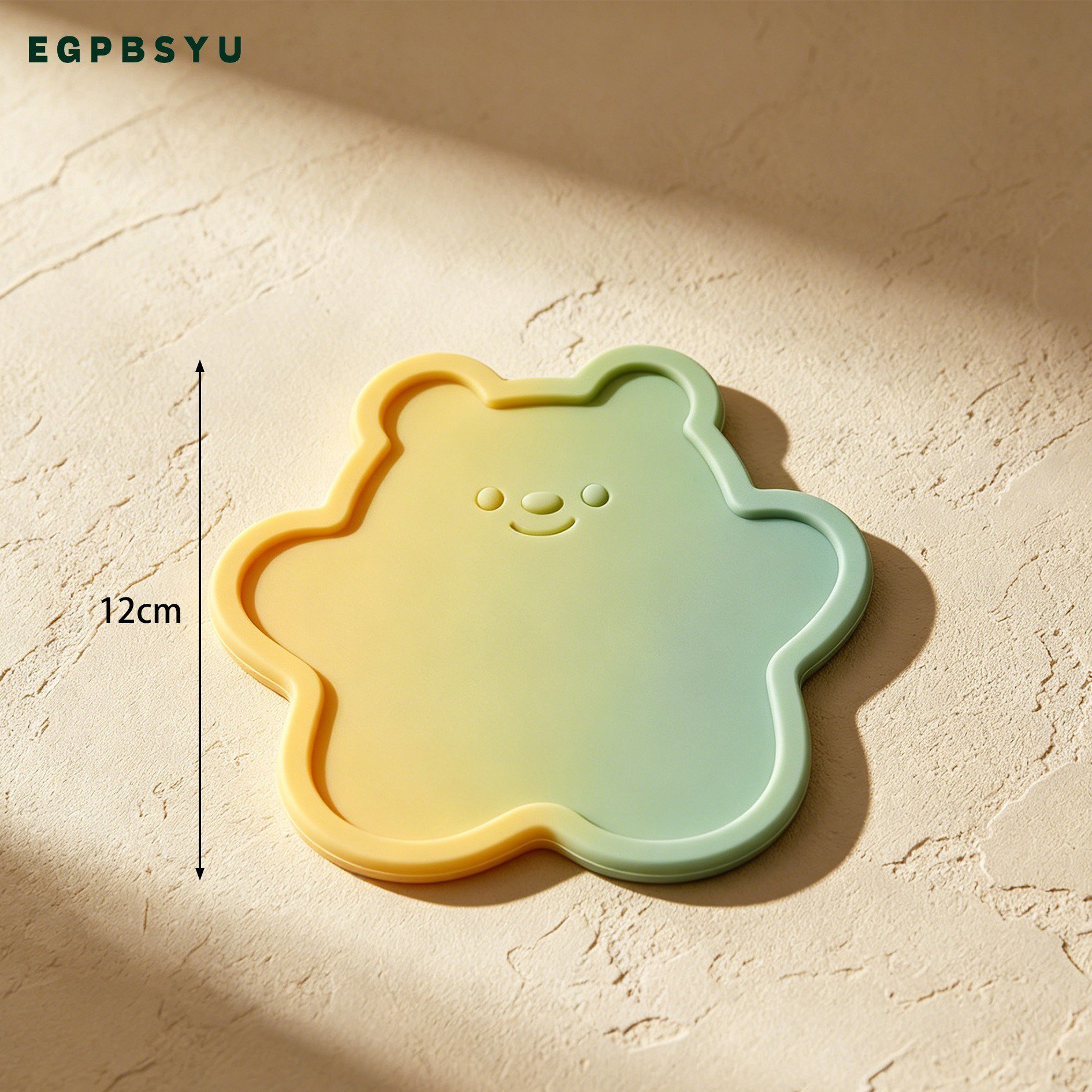 곰 모양 컵받침 위에 컵을 올려놓은 모습