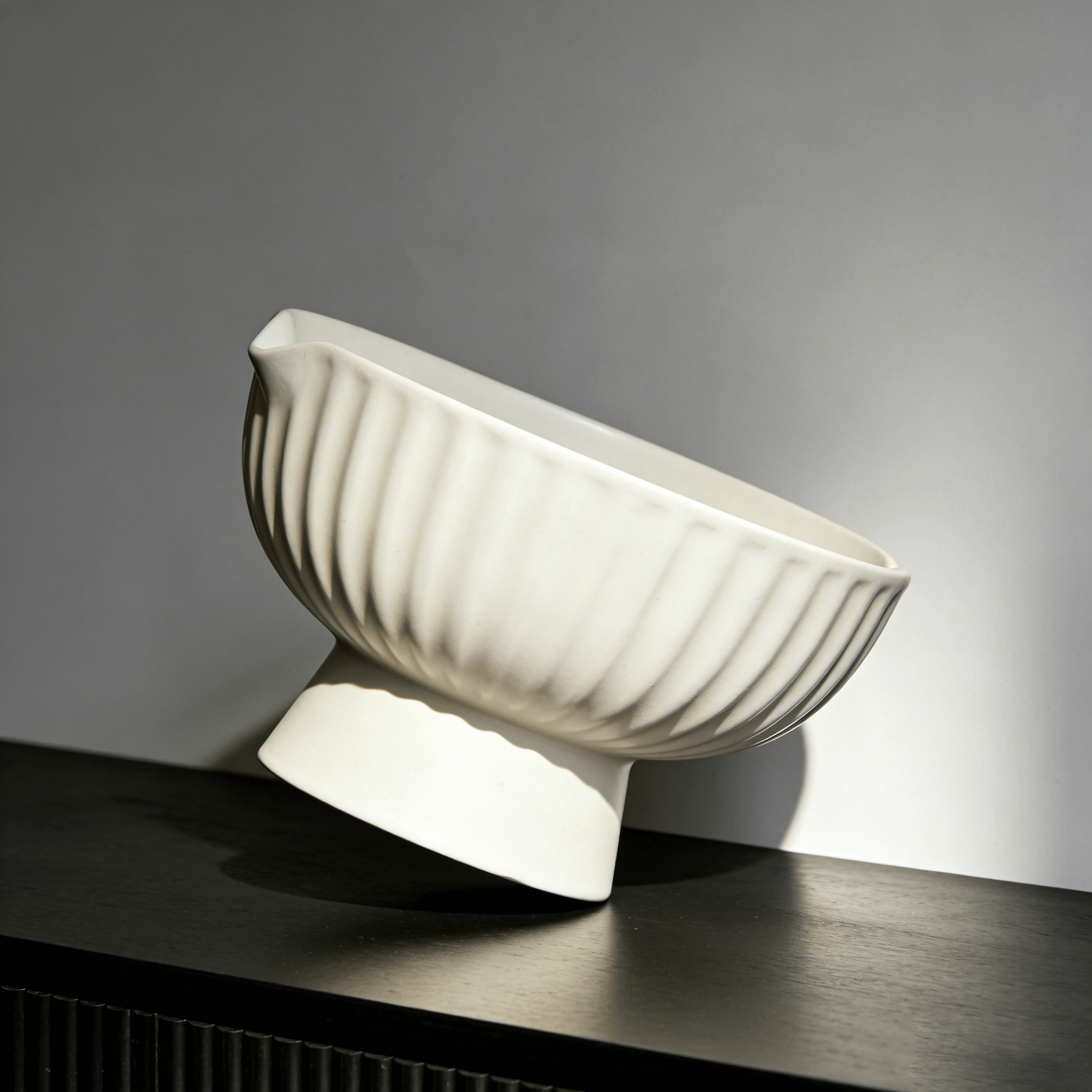 おしゃれなセラミック果物皿に盛り付けたフルーツ