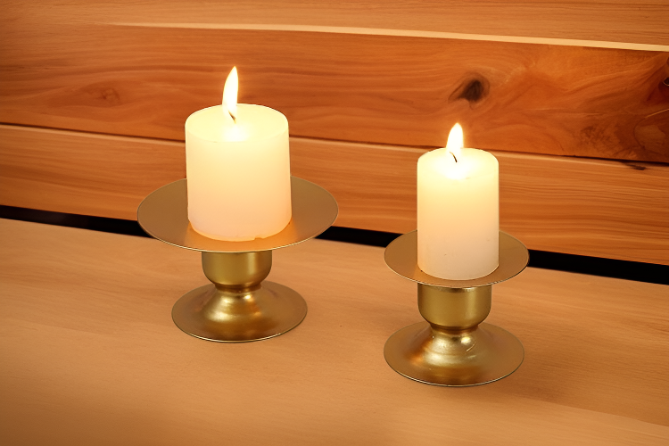 Portavelas de estilo escandinavo con velas encendidas