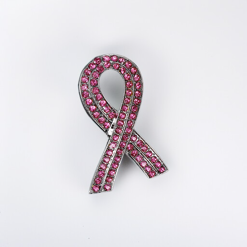 Glänzende Broschen als Blickfang