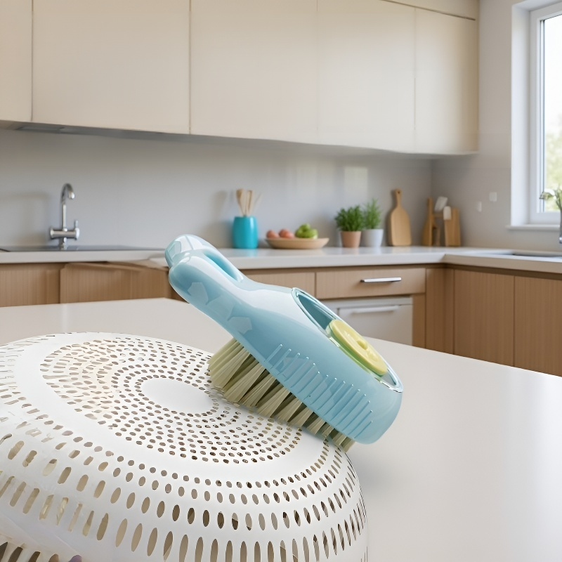 Fischförmige Spülbürste mit Seifenspender