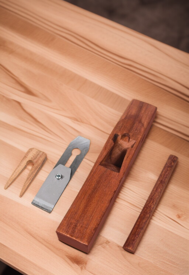 Holzhobel in der Anwendung auf Holz