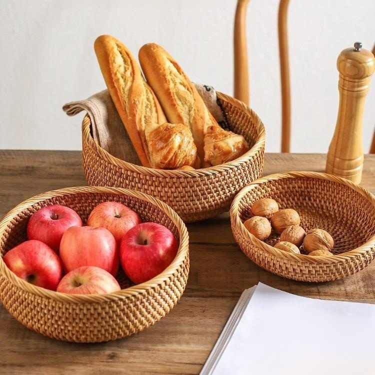 가을 담쟁이덩굴로 엮은 과일 바구니