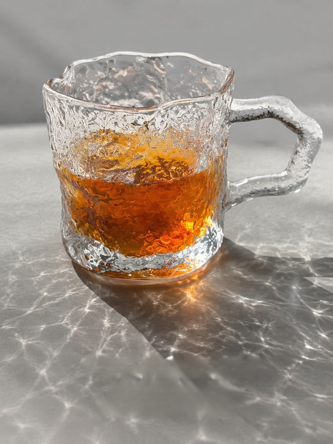Taza moderna de cristal para café y té en el hogar
