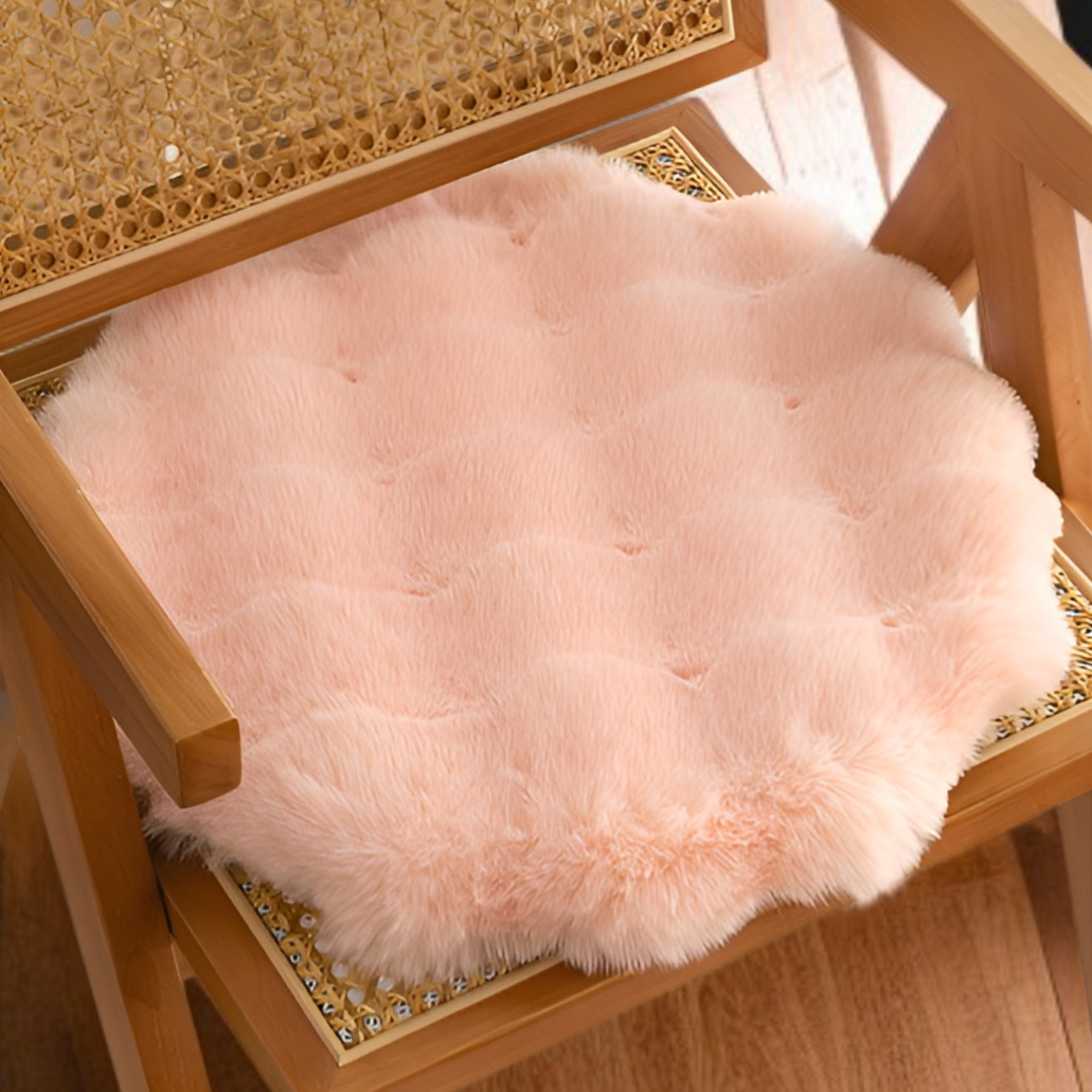 크림 컬러 쿠션의 부드러운 촉감 표현