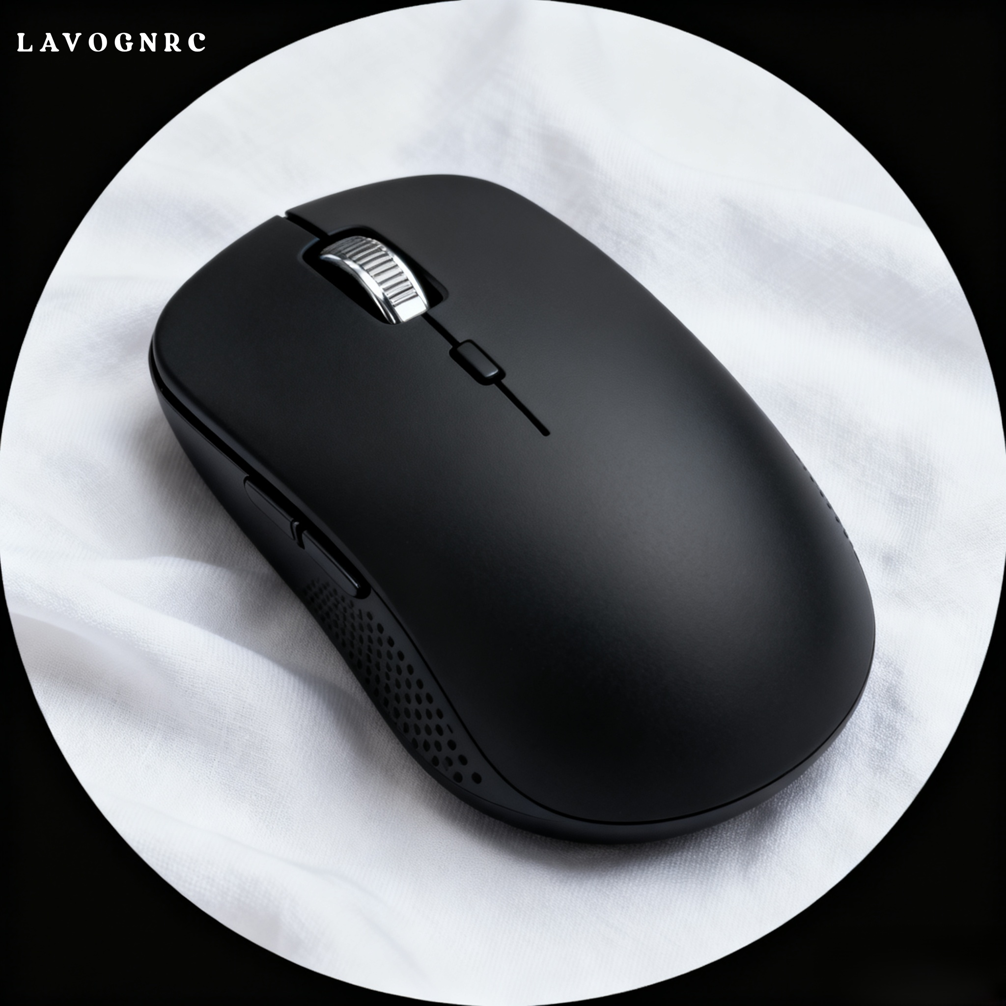 손에 쥔 무선 게이밍 마우스 사용 모습