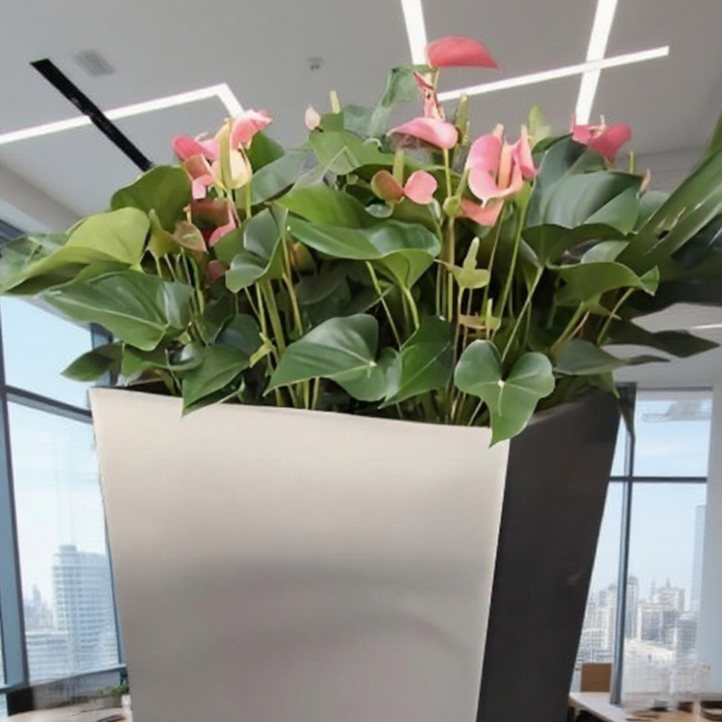 Dekoracyjne metalowe doniczki