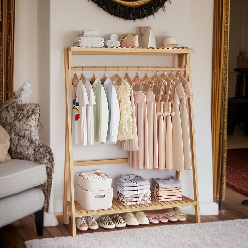 طريقة عرض الملابس على رف خشب صلب