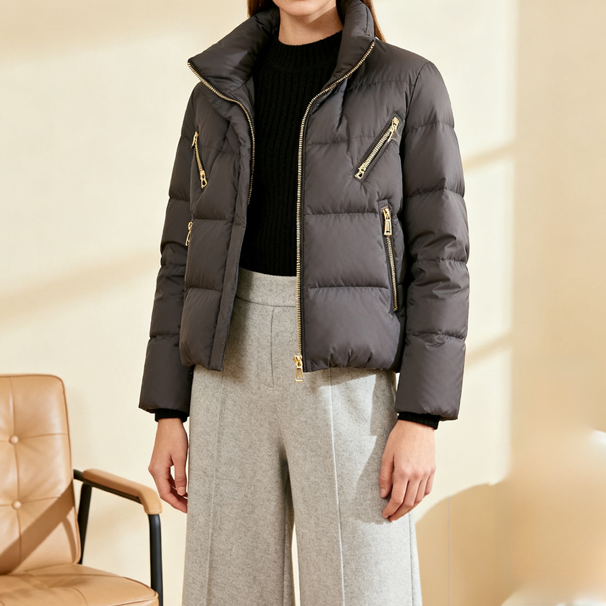 모델 착용 여성 브라운 숏 다운 점퍼