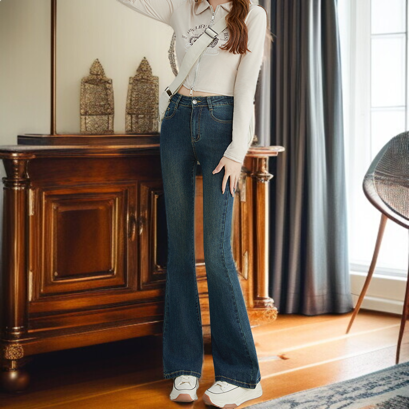 春の女性ファッションにぴったりなスリムフレアパンツ