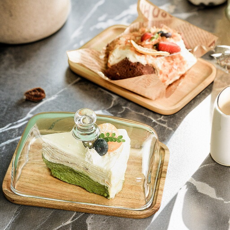 유리 덮개와 함께한 목재 사각형 다과판 전경