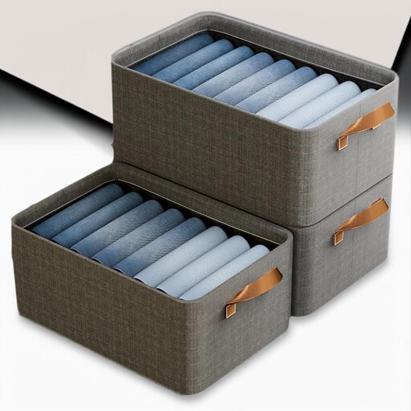 핸드헬드 옷을 가지고 헝겊 수납 바구니를 정리하다