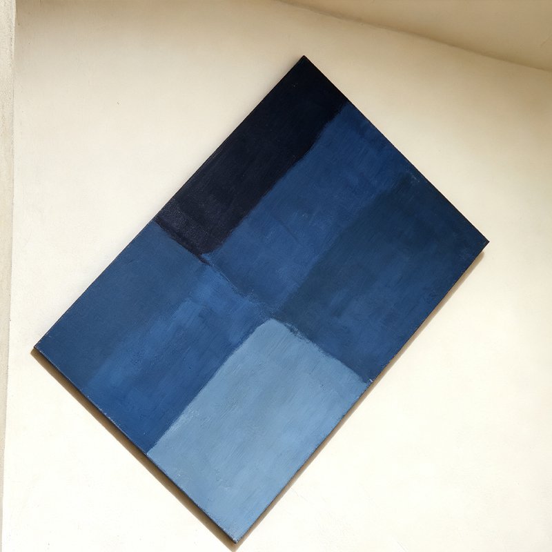 子供が木製カラーボードでお絵かきしている様子